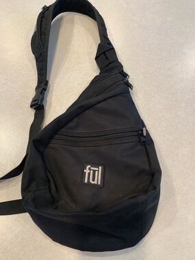 ful Black Single Sling Crossbody Pack